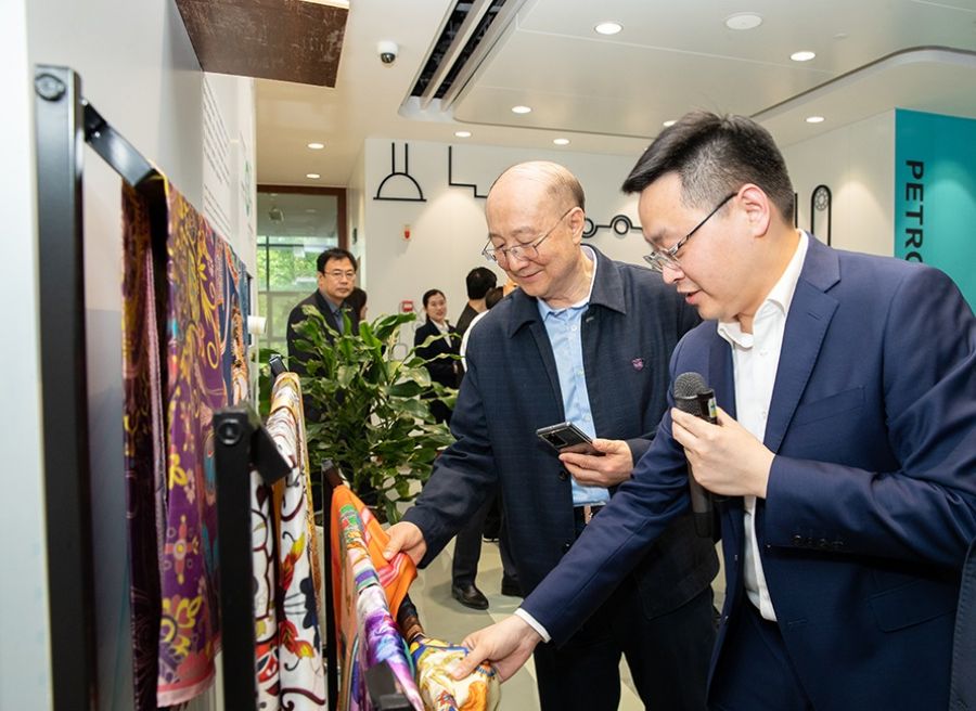 1619746130380402cmxa.jpg 化學等展區交流參觀場景 - 副本(1).jpg