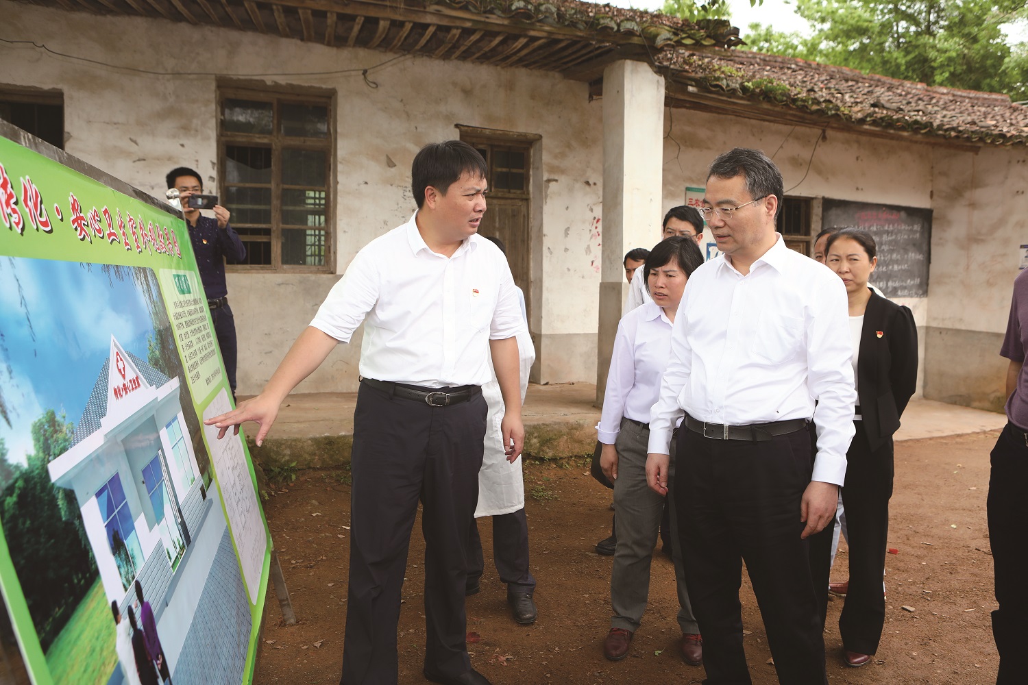 脫貧攻堅，董事長進村入戶了解需求.jpg